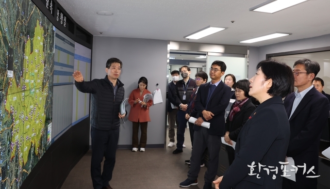 한화진 환경부 장관이 현장 설명을 듣고 있다.<사진= 환경부 제공>