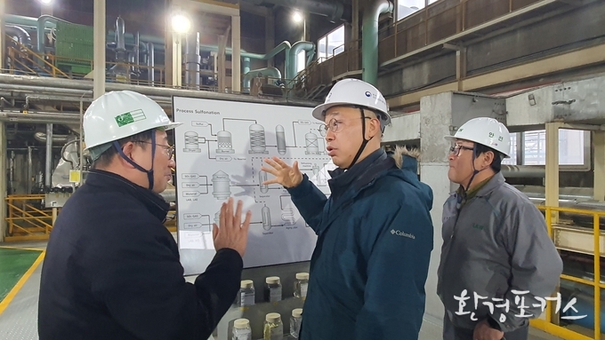 박륜민 수도권대기환경청장(가운데)이 1월 17일 인천광역시 중구 소재, 비누·주방세제 등 생활용품 제조업 라이온코리아 주식회사에 방문하였다.(사진=수도권대기환경청 제공)
