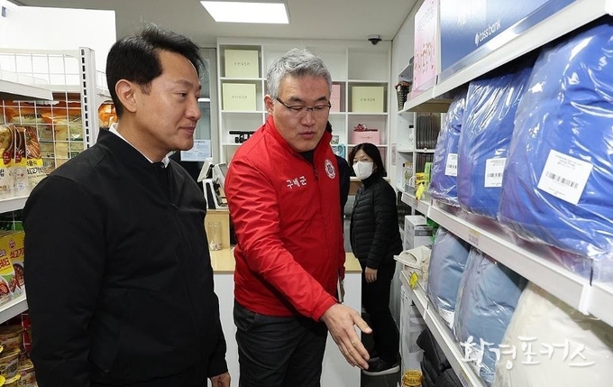 ’23년 12월 14일, 종로구 돈의동 ‘온기창고’ 2호점을 찾아 쪽방 주민에게 나눌 방한용품을 살펴보고 있는 오세훈 서울시장