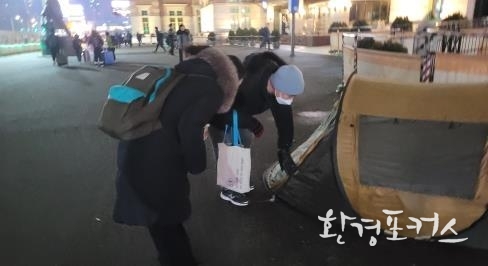 거리 노숙인 현장점검 사진 - 서울역 광장 노숙인 건강확인