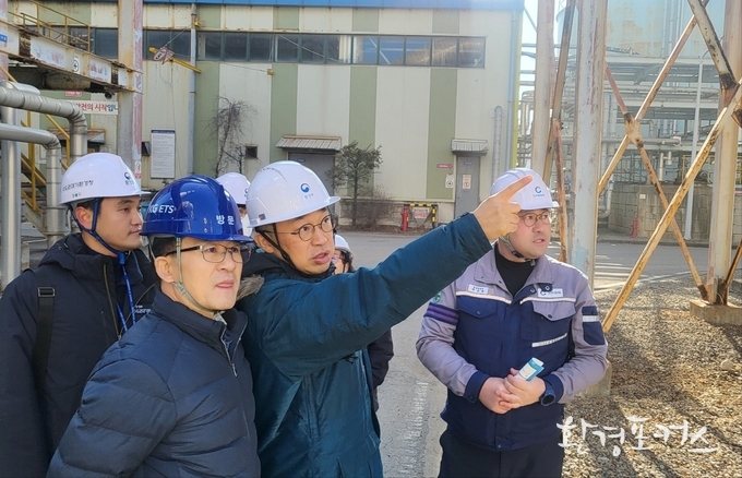 박륜민 수도권대기환경청장(가운데)이 1월 25일 경기도 시흥시 소재 코어엔텍㈜에 방문하여 미세먼지 저감 이행상황을 점검하고 있다.(사진=수도권대기환경청 제공)
