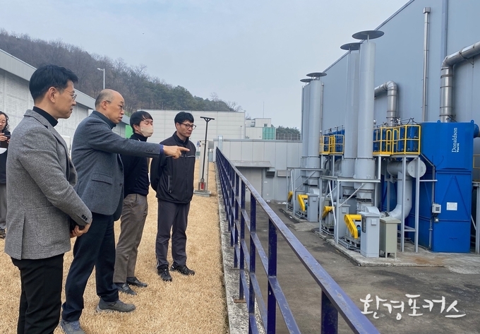 박륜민 수도권대기환경청장(좌측에서 두 번째)이 2월 1일 경기도 오산시 소재, 화장품 제조업체 ‘주식회사 아모레퍼시픽’에 방문하여 대기오염물질 배출‧방지시설 등을 점검하고 있다.(사진=수도권대기환경청 제공)