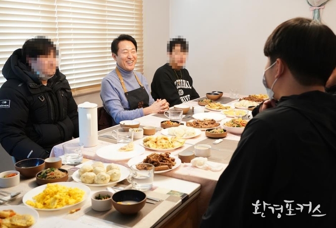 (2023. 1. 21.) 오세훈 서울시장이 만 18세가 되어 보육원을 떠나 홀로서기를 해야 하는 자립준비청년들이 새로 시작하는 삶을 건강하게 살아낼 수 있도록 따뜻한 밥 한끼를 나누는 공간인 밥집알로를 찾아 함께 음식을 만들고 점심을 하고 있다.