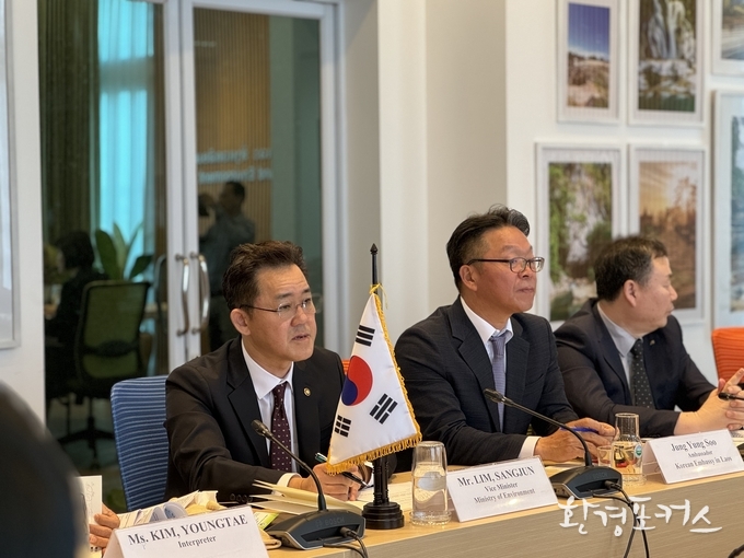 임상준 환경부차관이 26일 오후 라오스 비엔티안 천연자원환경부 청사에서 분캄 보라찟(Bounkham Vorachit) 라오스 천연자원환경부 장관을 만나 양국의 환경정책을 공유하고, 국내기업이 추진 중인 녹색산업에 대해 논의하고 있다.<사진 환경부 제공>