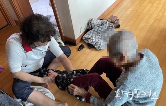 긴급돌봄 서비스를 이용하고자 하는 경우, 거주지의 읍면동 행정복지센터와 사회서비스원을 통해 신청할 수 있다.
