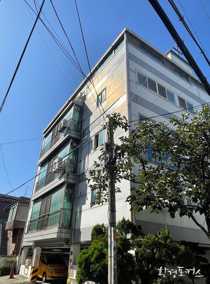 서울 소재 주민센터 인근 공중선 정비 전(위), 후(아래)