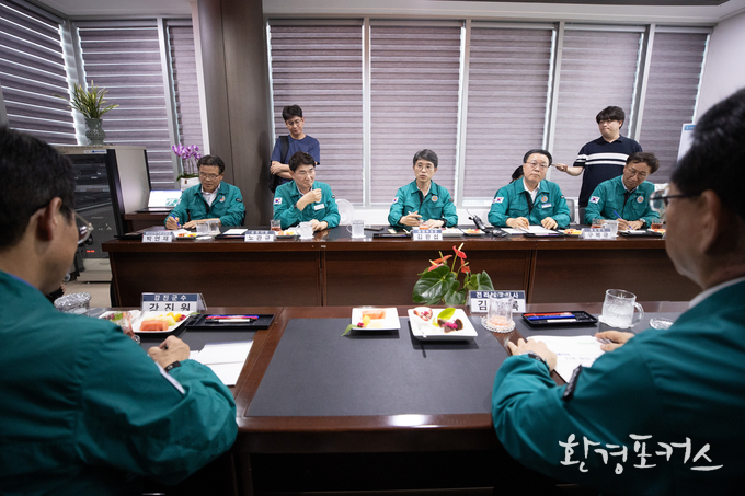 김완섭 환경부 장관이 지난 5일 전남도 지자체들과 면담을 하고 있다 사진 환경부 제공