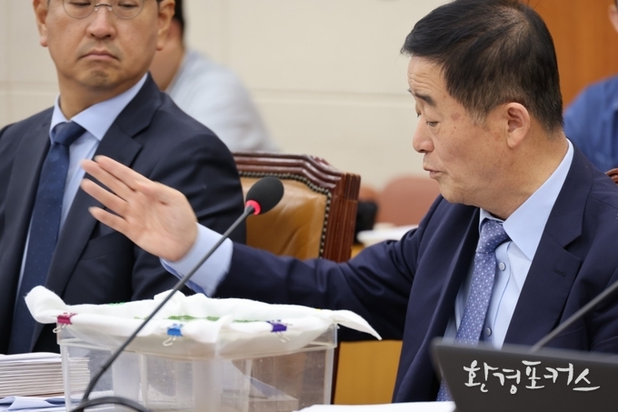강득구 더불어 민주당 의원이 17일 국정감사장에서 필터 성능 시연하며 설명하고 있다.
