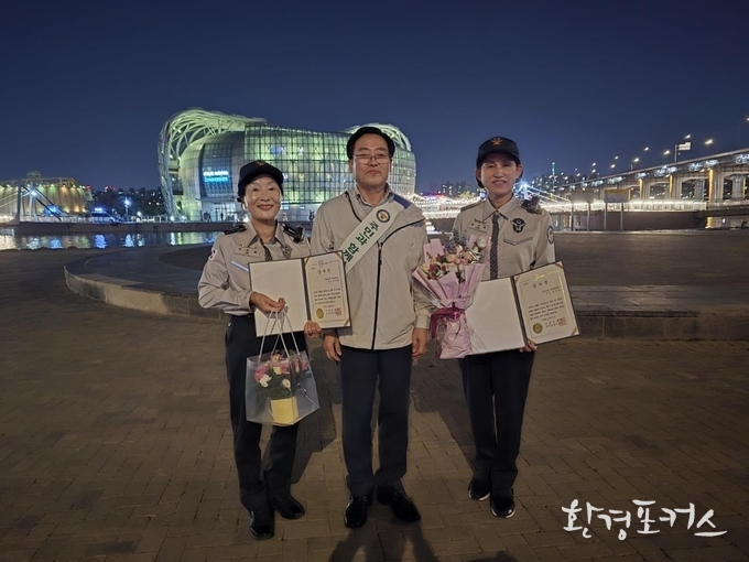 서울시 자치경찰위원회-방배 자율방범연합대 합동순찰 사진 - 감사장 수여 후 기념촬영