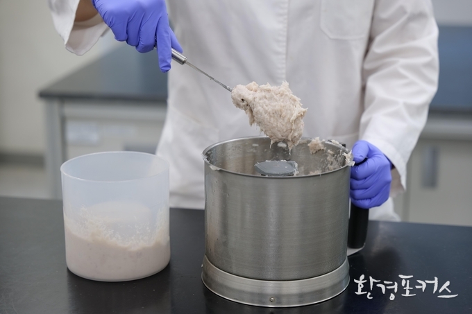 수산물 검사 과정 중 ‘충진’ 과정