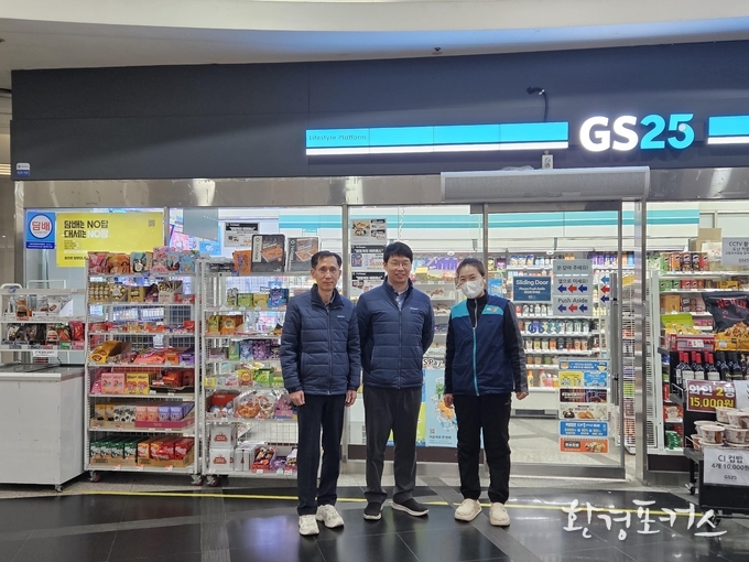 범인 검거에 도움을 준 녹사평역 직원들과 편의점 직원(왼쪽부터 강필원 녹사평역 부역장, 유연제 대리)