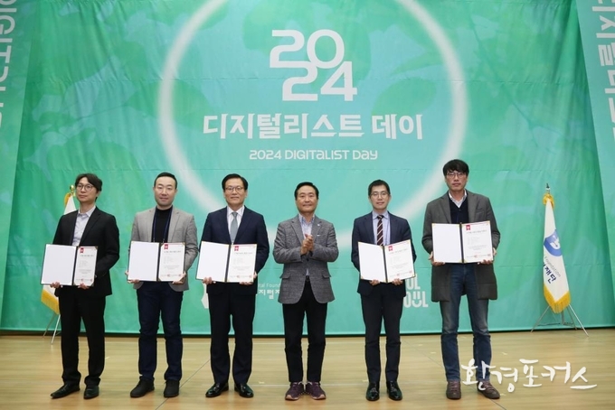 서울디지털재단의 디지털 사용성 품질 인증서를 수여받은 5개 기관‧기업이 기념 사진 촬영을 하고 있다. (오른쪽에서 세 번째 서울디지털재단 강요식 이사장)