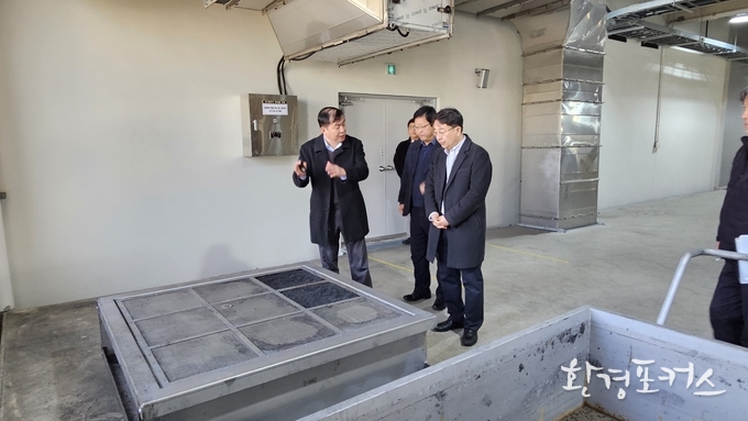 이영석 수도권대기환경청장(오른쪽 첫 번째)은 2월 27일 경기도 안산시 소재 한국수자원공사 환경에너지센터에 방문하여 폐활성탄을 재생공정을 확인하고 있다.(사진=수도권대기환경청 제공)