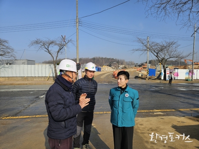 환경부 수도권대기환경청(청장 직무대리 김경미) 11일 경기도 시흥시 하중동 건설공사장을 방문하여 비상저감조치 이행상황을 점검하고 있다.(사진=수도권대기환경청 제공)