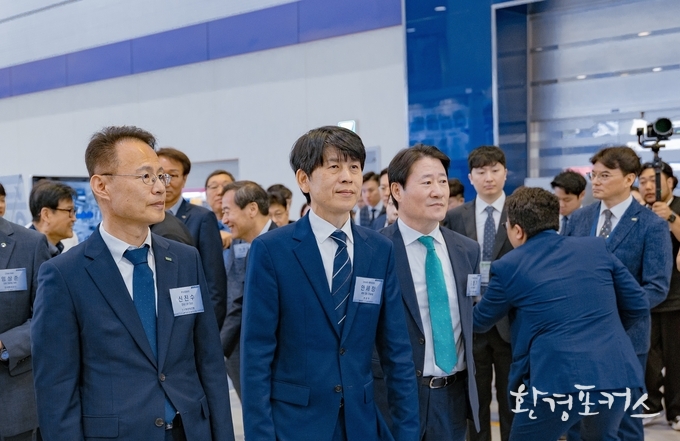 개막식 후 전시장 둘러보는 왼쪽부터 신진수 한국환경보전원장 안세장 환경부 기후탄소정책실장 김영기 한국환경산업기술원장 대행