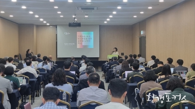 김효은 前 기후변화대사가 '기후재원 확대를 위한 글로벌 노력과 한국의 역할'를 주제로 특별강연을 하고 있다.