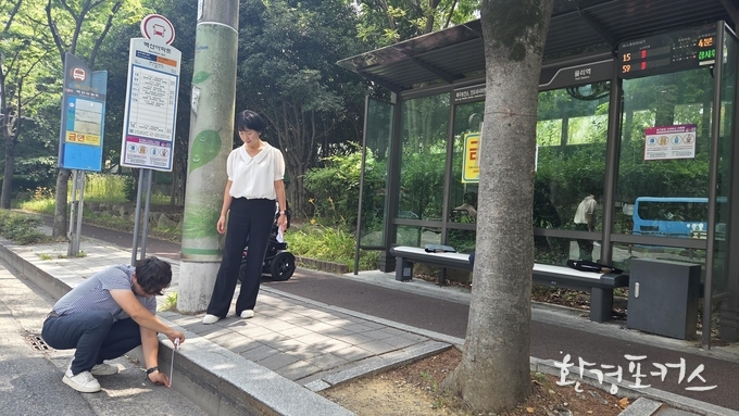 저상버스 탑승 체험 및 실태조사 현장 사진(7.10.) - 버스정류장 주변 저상버스 휠체어 탑승 환경 확인