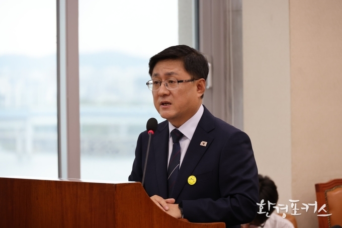 김성환 환경부 장관 후보자가 모두 발언을 하고 있다.