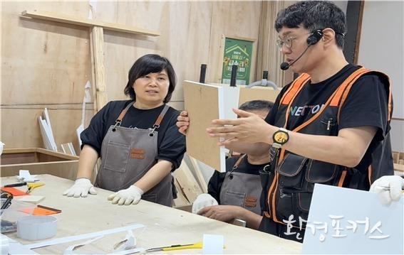 집수리 아카데미 실습교육(실습에 대해 강사가 설명 중)
