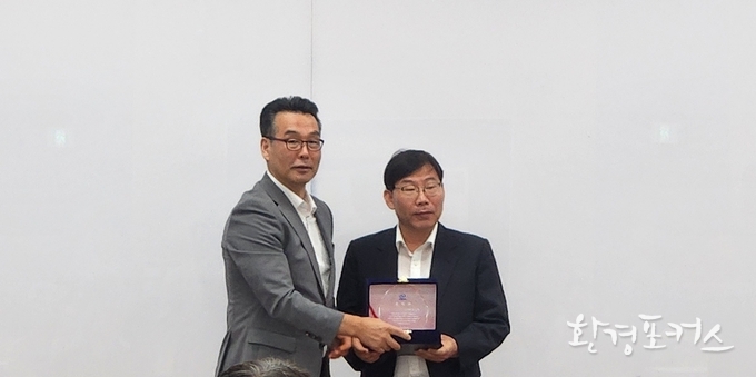 아쉬움을 담은 유명수 상근부회장의 공로패 전달