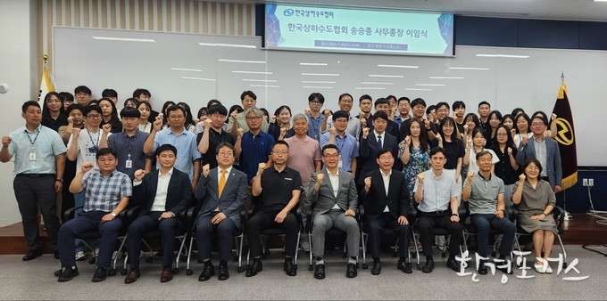 이별의 마음을 담아 단체 사진을