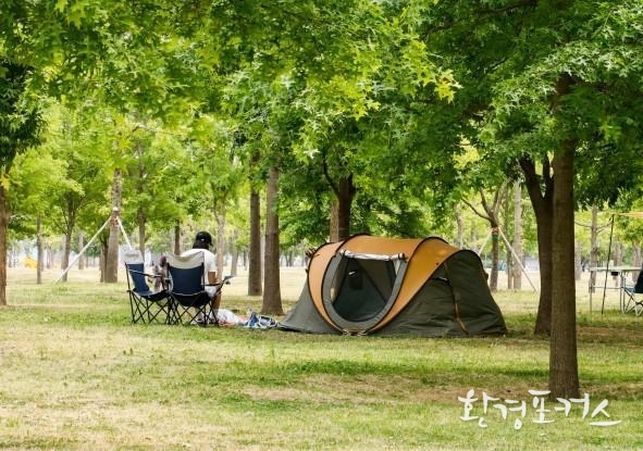 한강공원 그늘막 설치 현장 사진