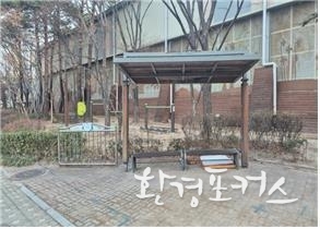 성북구 경원4 완충녹지(석계치유정원) 조성 전(좌), 조성 후(우)