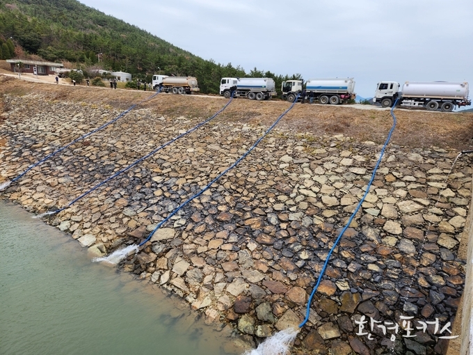 자료사진 2022년도 보길도 가뭄시 메마른 저수지 환경포커스 제공