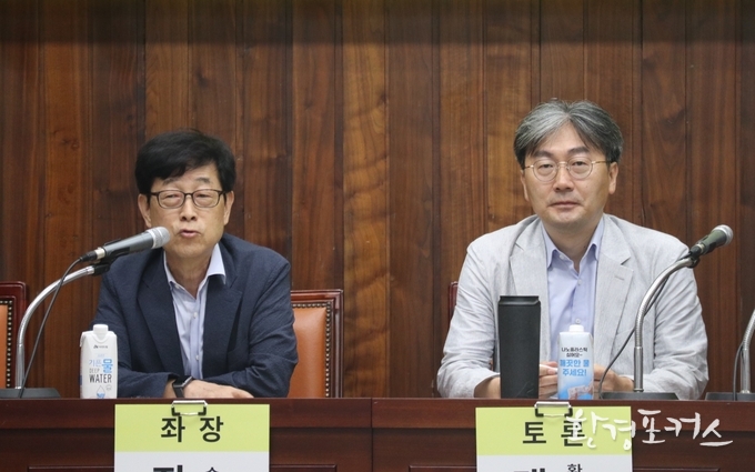 좌 장재연 숲과나눔 이사장 우 맹학균 환경부 자원재활용과장