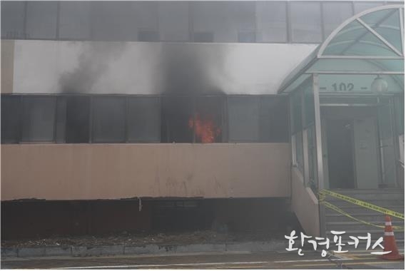리튬이온 배터리 화재 실험 현장 사진 - 배터리 발화 후 전면 세대출입구 화염(방화문은 열폭주 등으로 훼손)
