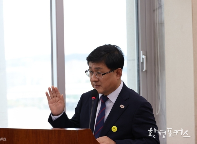김성환 기후에너지환경부 장관이 선서를 하고 있다