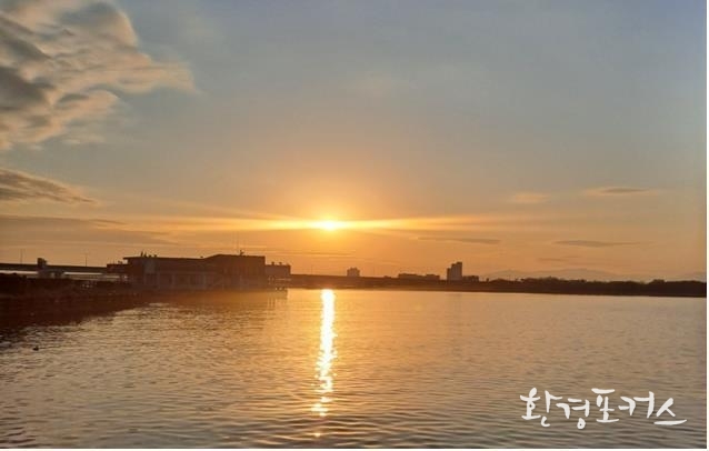 낙동강 생태탐방선에서 바라본 일몰