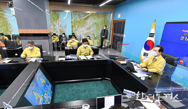 정 총리 “오늘 백신 완제품 첫 출하…일상 회복 첫 걸음”